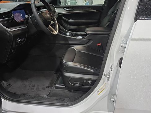 Used 2024 Jeep Grand Cherokee Limited image 9