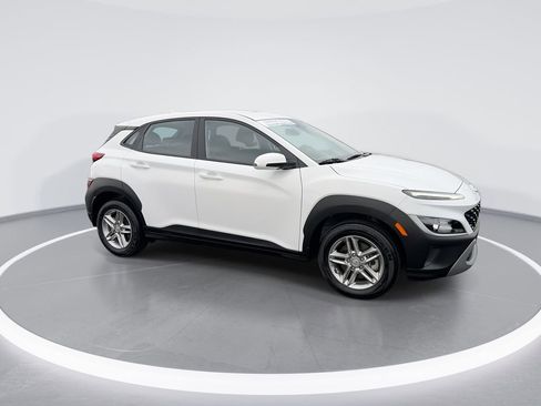 Used 2023 Hyundai Kona SE image 2