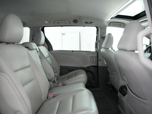 Used 2020 Toyota Sienna XLE w/ XLE Navigation Package FWD image 36