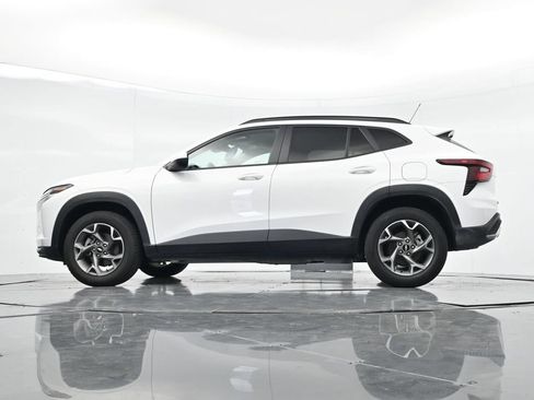Used 2025 Chevrolet Trax LT FWD image 28