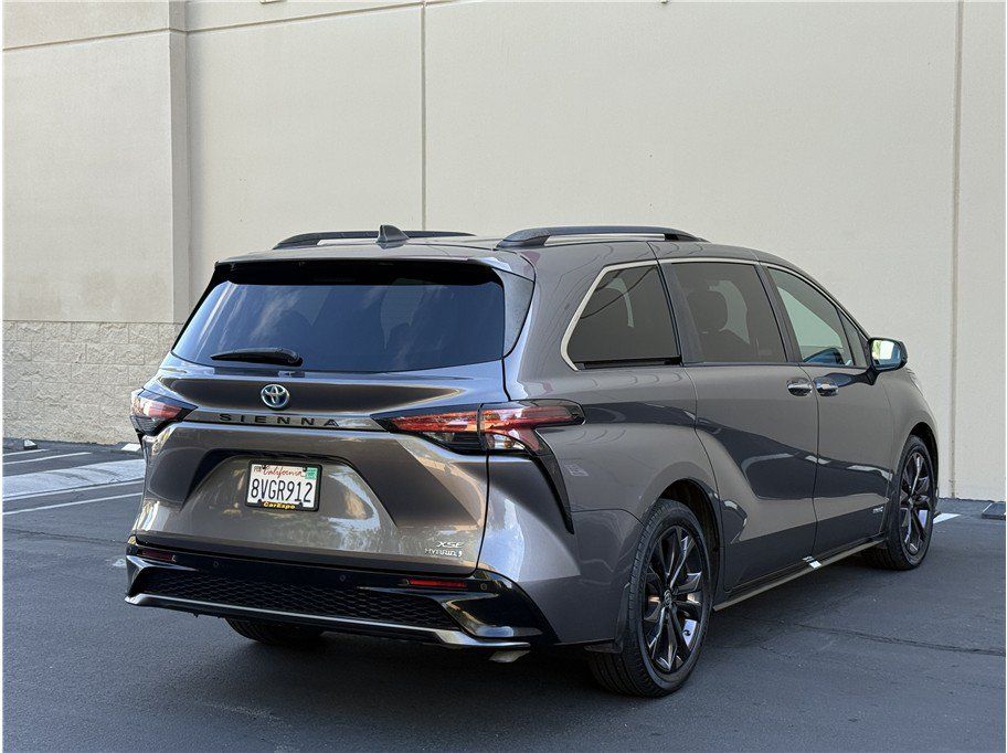 Used 2021 Toyota Sienna XSE FWD image 6