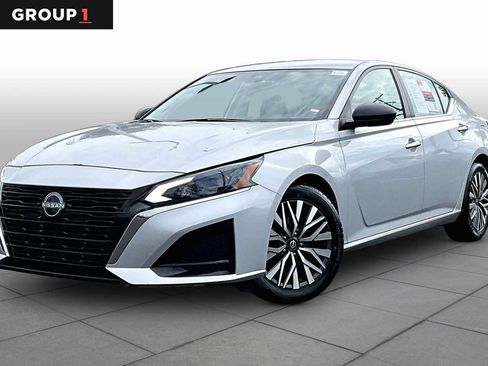 Used 2024 Nissan Altima 2.5 SV FWD image 1