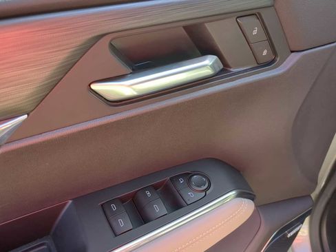 Used 2026 GMC Acadia Elevation w/ Elevation Premium Package FWD image 12