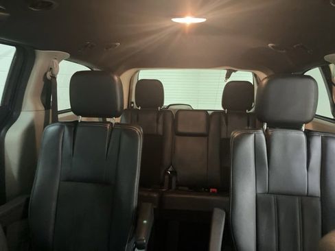 Used 2019 Dodge Grand Caravan SXT image 18