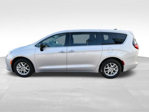 Used 2024 Chrysler Voyager LX FWD image 3