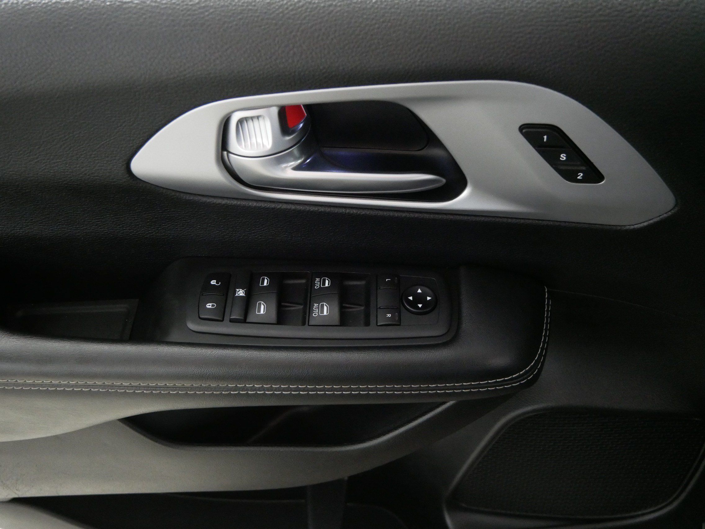 Used 2020 Chrysler Pacifica Touring-L FWD image 19