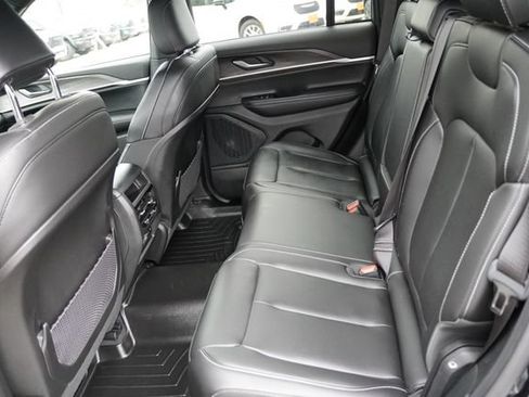 Used 2025 Jeep Grand Cherokee Limited w/ Black Appearance Package AWD/4WD image 17