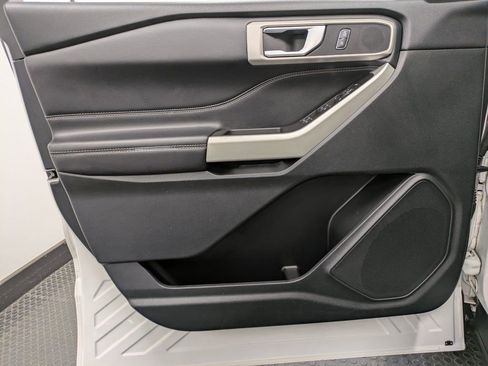 Used 2022 Ford Explorer XLT image 8