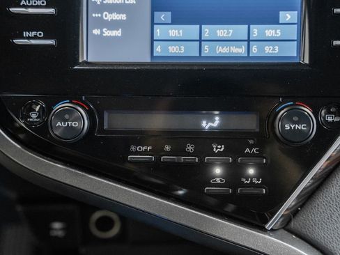 Used 2018 Toyota Camry XLE image 22