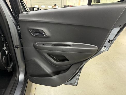 Used 2019 Chevrolet Trax LT w/ LT Convenience Package FWD image 14