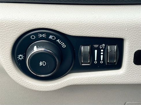 Used 2022 Chrysler Pacifica Touring-L image 10