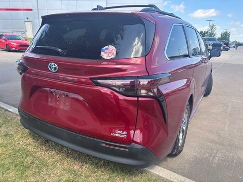 Used 2023 Toyota Sienna XLE FWD image 3