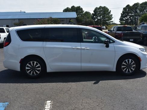 Used 2024 Chrysler Pacifica Limited FWD image 4