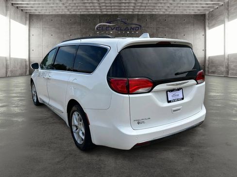 Used 2017 Chrysler Pacifica Touring-L w/ Tire & Wheel Group FWD image 5