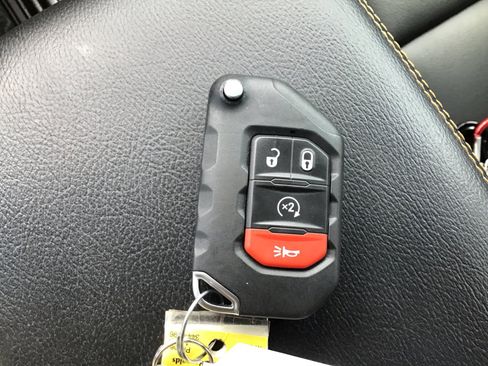 Used 2024 Jeep Gladiator Mojave AWD/4WD image 29