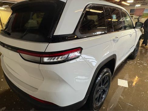 New 2025 Jeep Grand Cherokee Altitude image 4