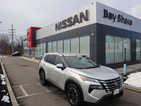 Certified 2025 Nissan Rogue SV AWD/4WD image 2
