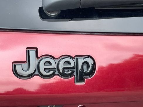 Used 2019 Jeep Cherokee Latitude Plus AWD/4WD image 14