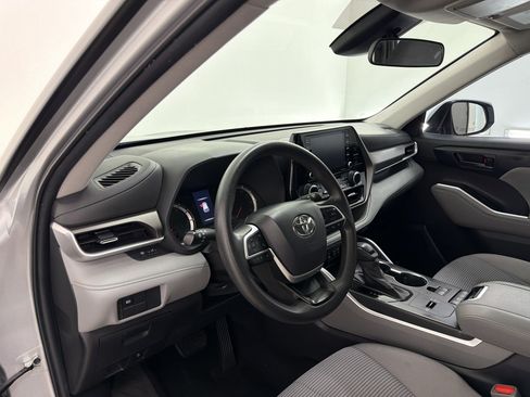 Used 2022 Toyota Highlander L FWD image 4