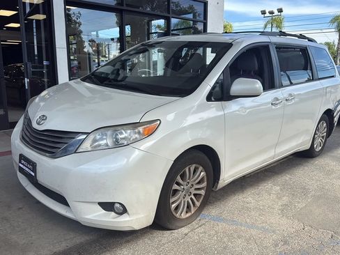 Used 2017 Toyota Sienna XLE Premium FWD image 2