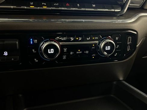 Used 2024 GMC Sierra 2500 SLT w/ SLT Premium Package image 17