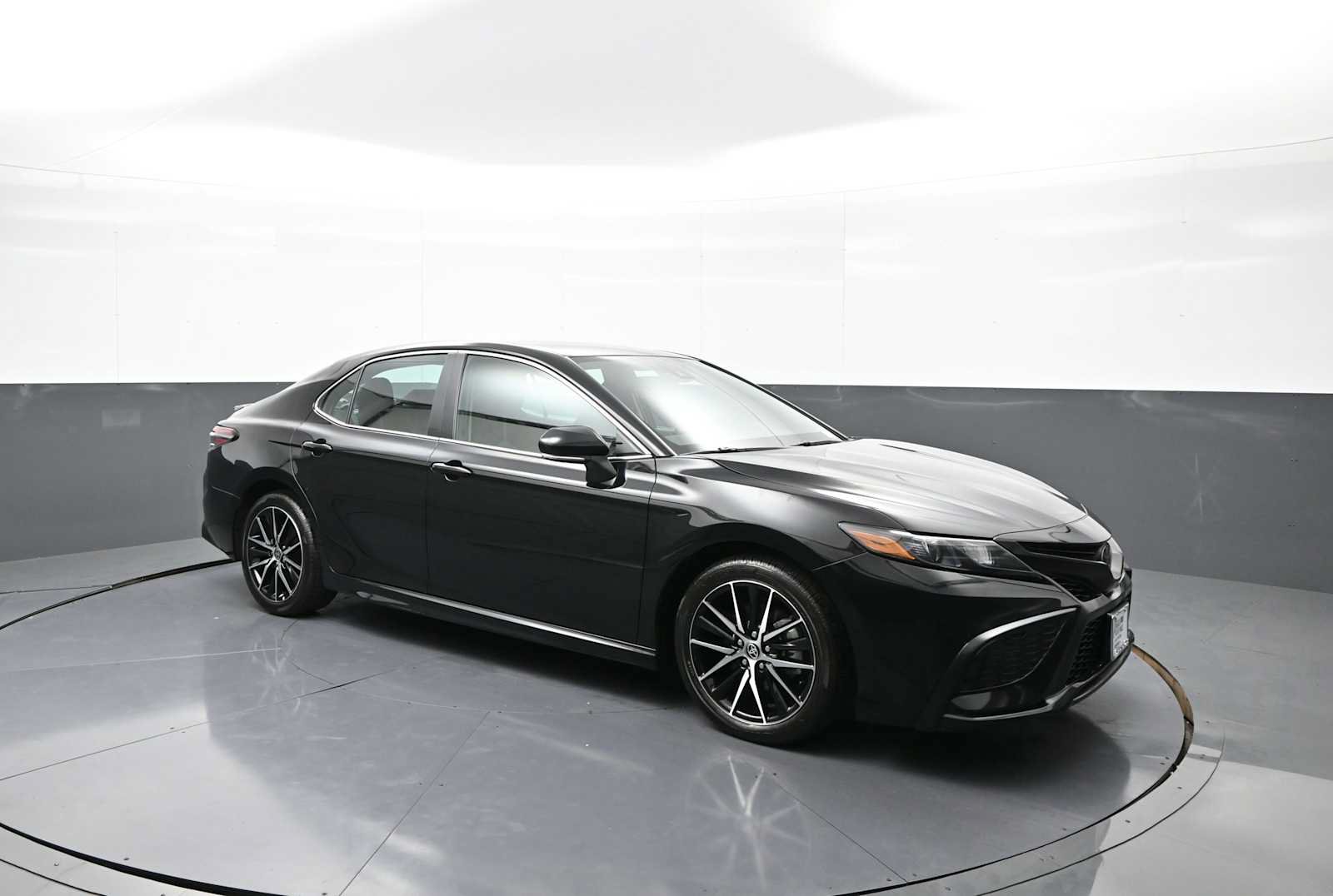 Used 2024 Toyota Camry SE AWD/4WD image 4