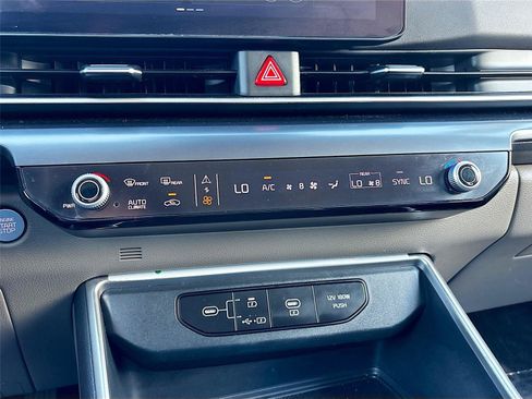 Used 2025 Kia Carnival FWD image 19
