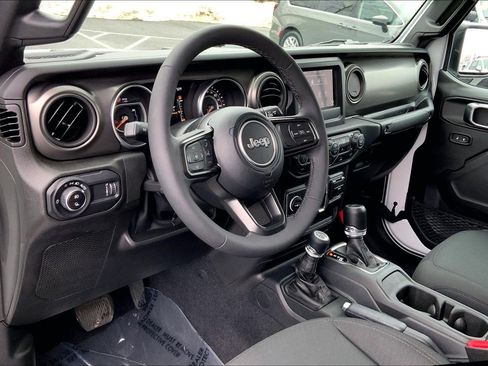 Certified 2023 Jeep Gladiator Sport AWD/4WD image 13