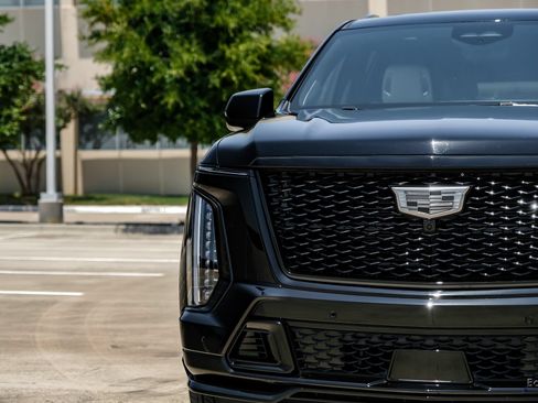Used 2026 Cadillac Escalade ESV V w/ LPO, ONYX Package AWD/4WD image 31