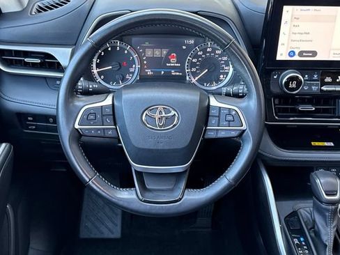 Used 2023 Toyota Highlander XLE FWD image 16
