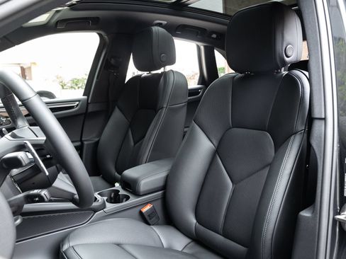 Certified 2026 Porsche Macan AWD/4WD image 5