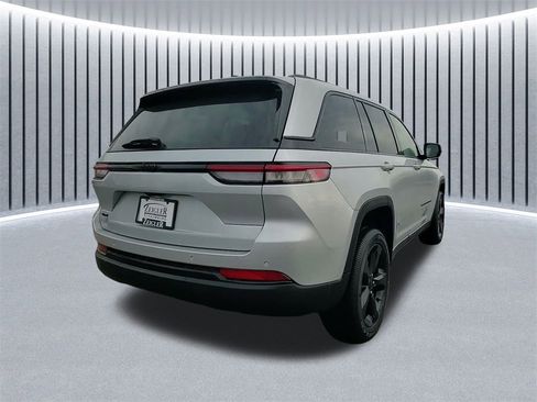 New 2025 Jeep Grand Cherokee Altitude image 9