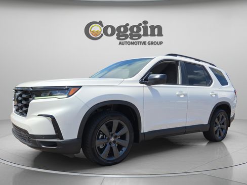 Used 2025 Honda Pilot Sport image 1