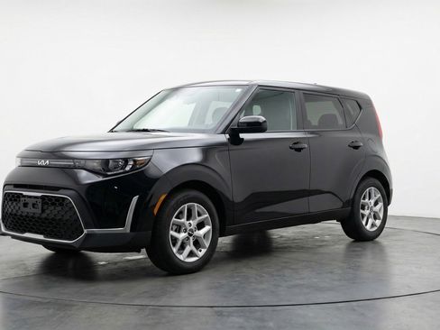 Used 2025 Kia Soul LX w/ LX Technology Package image 3