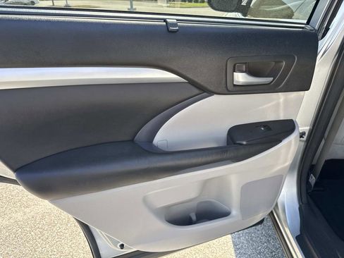 Used 2018 Toyota Highlander XLE image 12