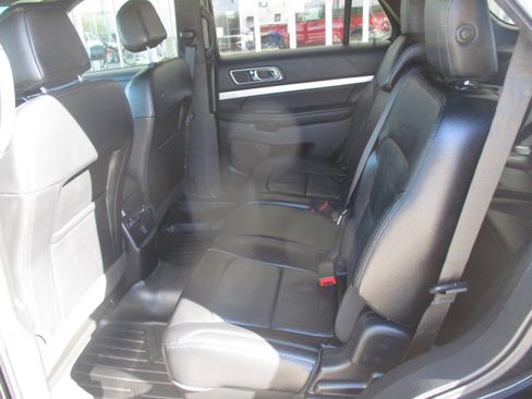 Used 2016 Ford Explorer XLT w/ Equipment Group 202A image 5