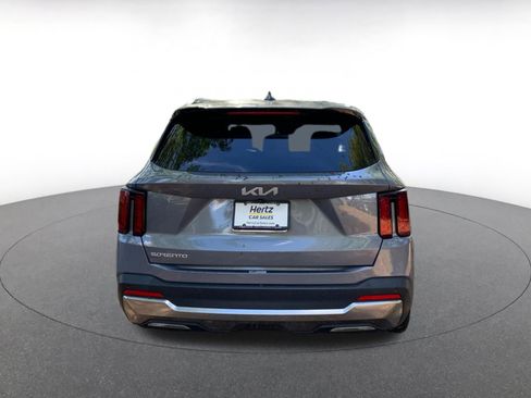 Used 2024 Kia Sorento S image 6