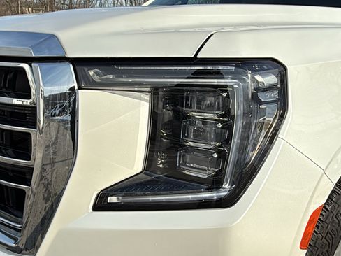 Used 2022 GMC Yukon SLT w/ SLT Premium Package image 9