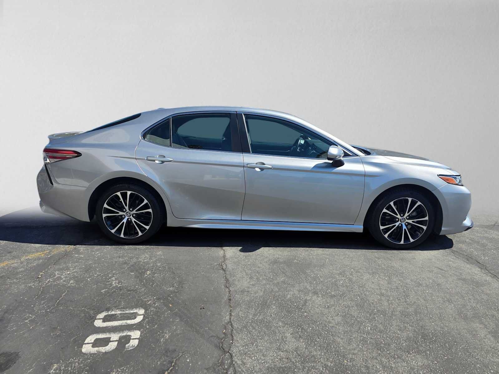 Used 2019 Toyota Camry SE FWD image 2