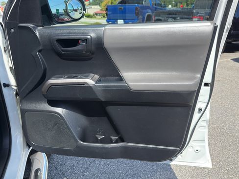 Used 2017 Toyota Tacoma SR5 w/ Tow Package RWD image 32