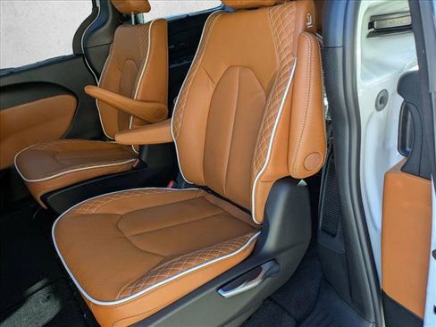 New 2026 Chrysler Pacifica Pinnacle FWD image 11
