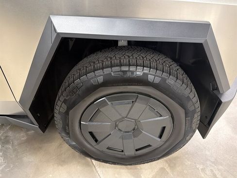 Used 2025 Tesla Cybertruck AWD Crew Cab image 31