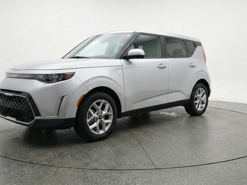 Used 2025 Kia Soul LX w/ LX Technology Package image 3