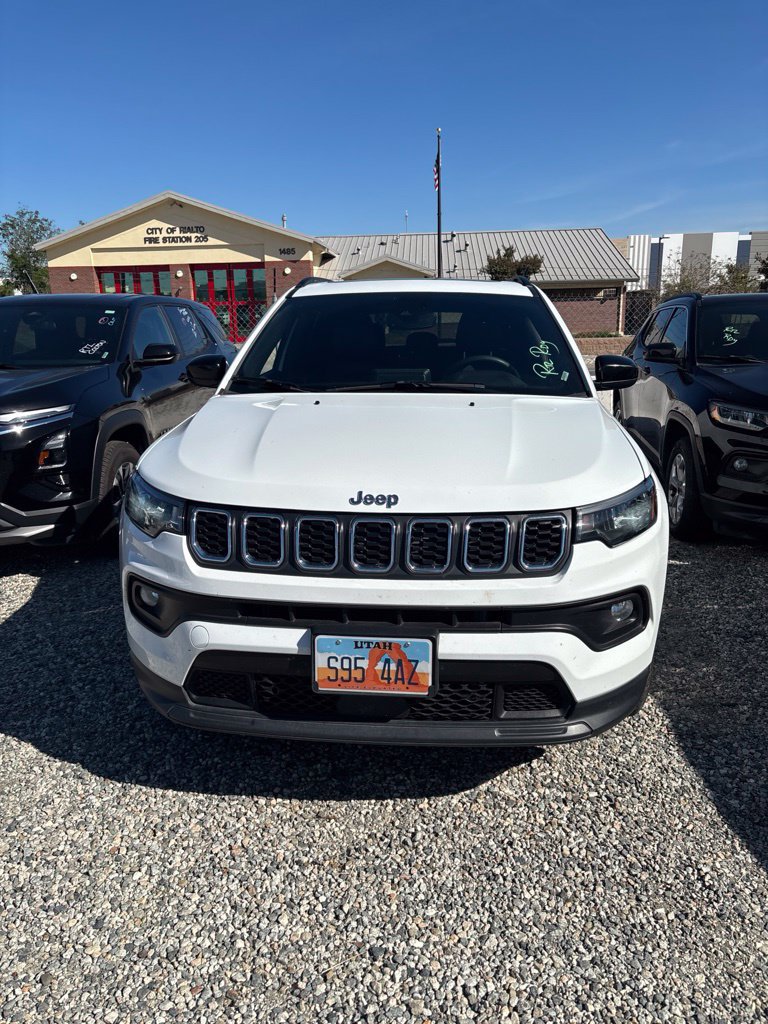Used 2025 Jeep Compass Latitude w/ Sun & Sound Group AWD/4WD image 2