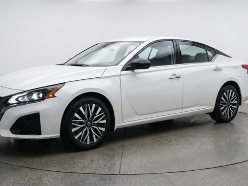 Used 2025 Nissan Altima 2.5 SV FWD image 3