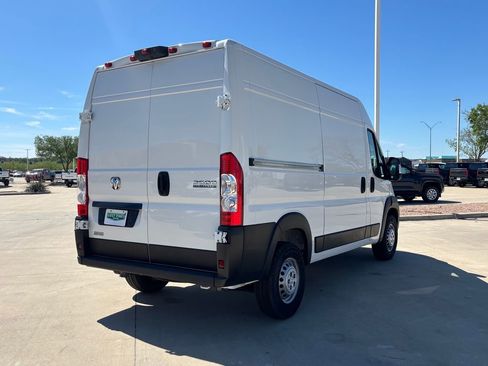 Used 2024 RAM ProMaster 2500 w/ Convenience Group FWD image 4
