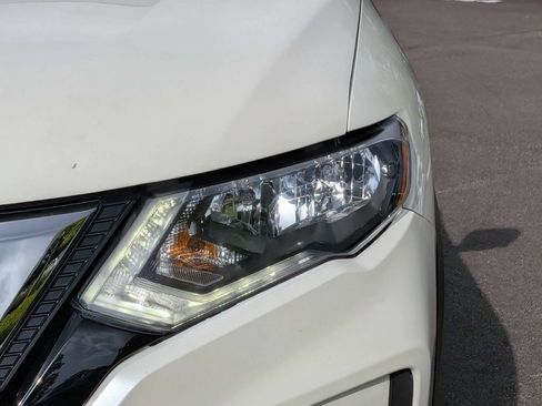 Used 2017 Nissan Rogue SV w/ Sun & Sound Touring Package AWD/4WD image 10