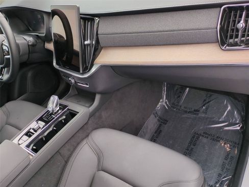 Certified 2025 Volvo XC90 B6 Plus AWD/4WD image 20