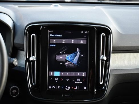 Certified 2025 Volvo XC40 B5 Core image 24