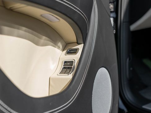 Used 2025 Bentley Bentayga V8 image 15